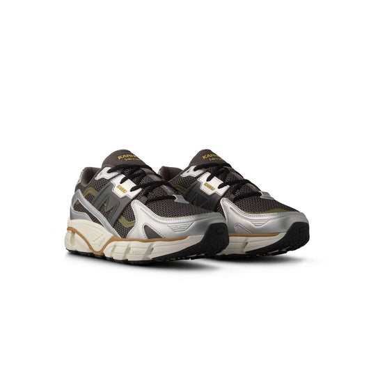 Karhu I Super Fulcrum Silver/Dark gull gray hardloop sneakers met ademend bovenwerk en innovatieve technologie.