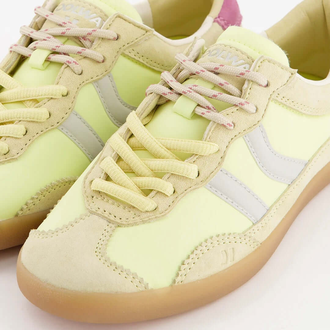 Coolway lage sneaker in geel met retro silhouet en sportieve uitstraling