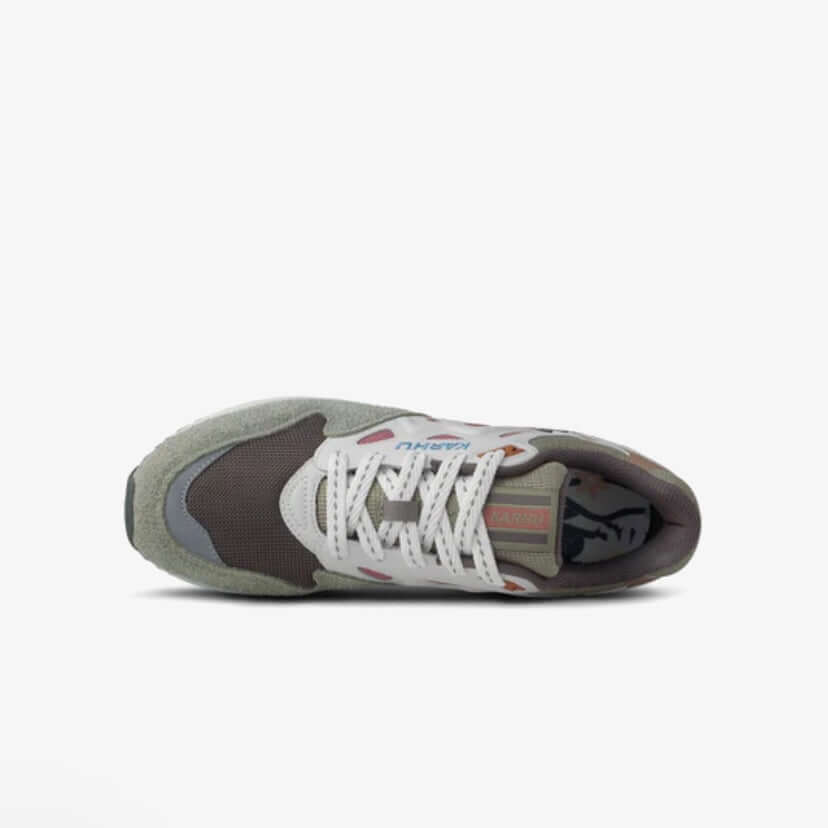 Bovenaanzicht van de Karhu I Legacy 96 sneakers in donker grau en licht mahonie, retro stijl en comfortabele materialen.