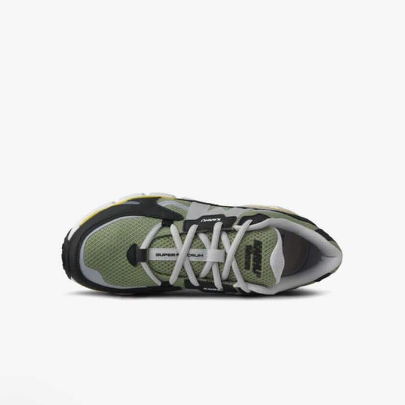 Karhu I Super Fulcrum Jet Black/Epsom lifestyle-sneaker in groen en zwart, bovenaanzicht van het ontwerp.