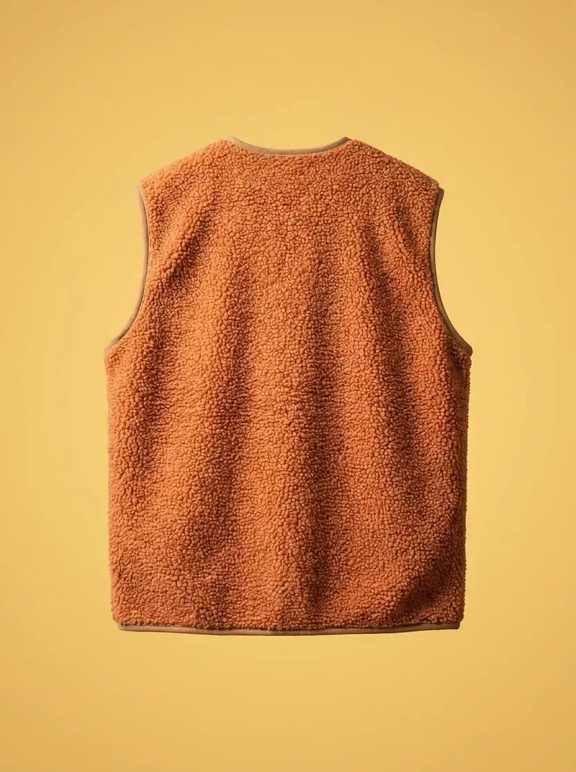 Wiggy’s Supply OG Bodywarmer mocca van achteren gezien, gemaakt van zacht materiaal voor comfort en stijl.