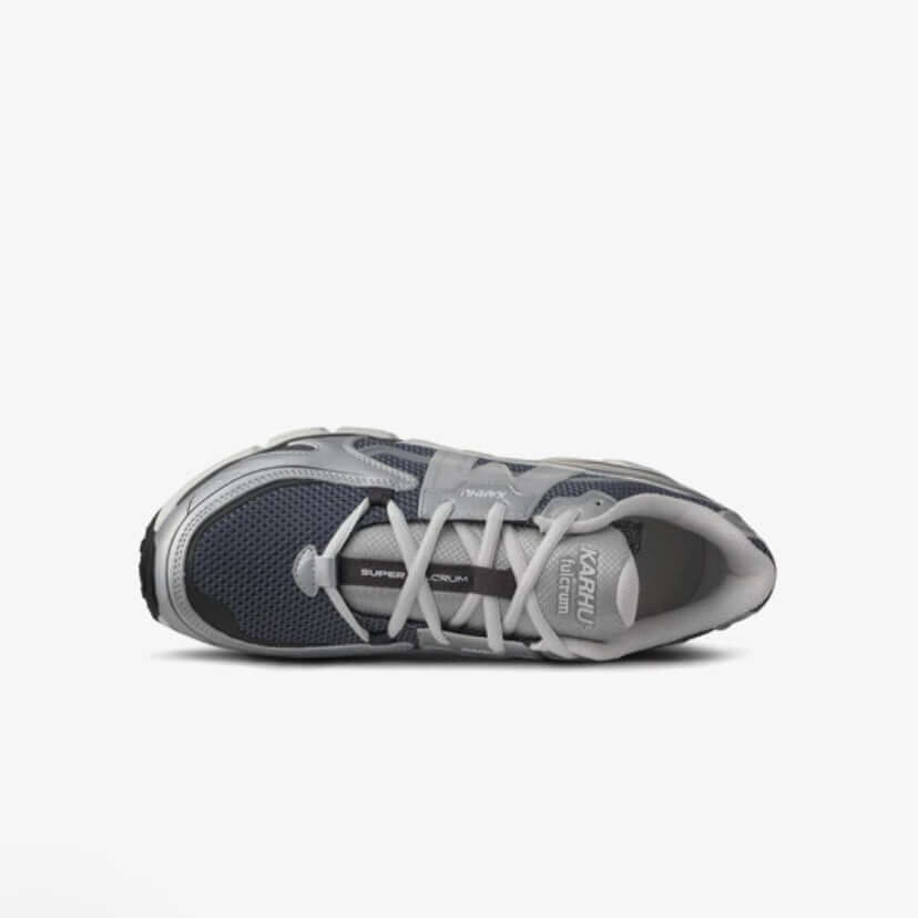 Karhu I Super Fulcrum Silver / Vintage indigo lifestyle-sneaker bovenaanzicht met mesh en retro-design