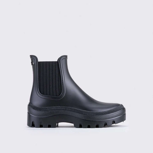 Stylish Igor I Soul black Black ankle boots with a sturdy sole, perfect for any outfit.