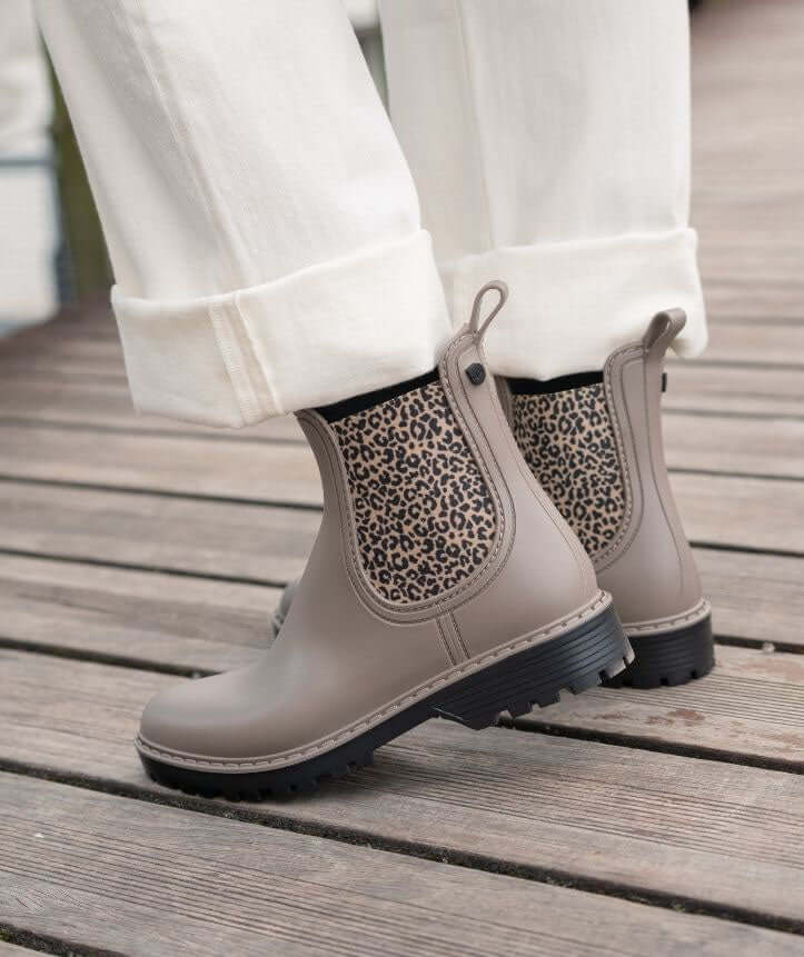 Igor I Trak basic Leo Taupe waterdichte enkellaarsjes met leopard print aan de zijkanten, perfect voor regenachtige dagen.