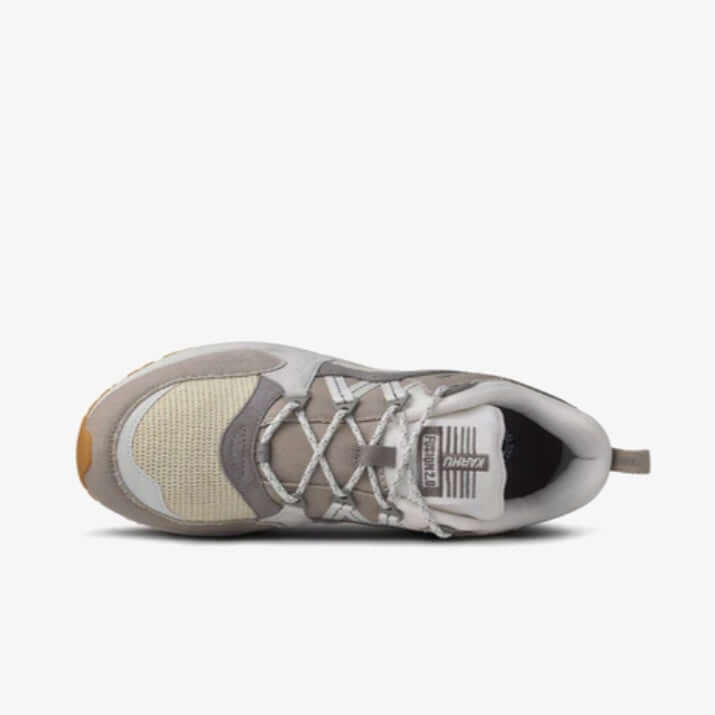 Karhu I Fusion 2.0 Atmosphere/Blanc de Blanc bovenaanzicht van sneaker met premium materialen en retro look.