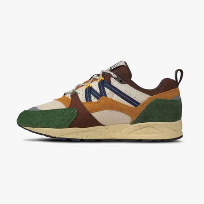 Karhu I Fusion 2.0 in Douglas fir en Navy peony, retro-sneaker met unisex-ontwerp en moderne details.