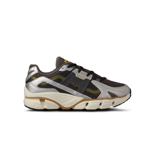 Karhu I Super Fulcrum Silver/Dark gull gray sneaker showcasing a blend of retro style and modern technology.