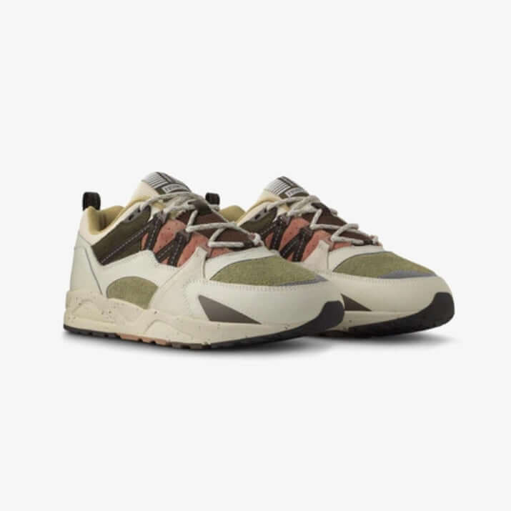 Karhu I Fusion 2.0 Lily White / Mike retro-sneakers met suède en mesh voor een vintage look.