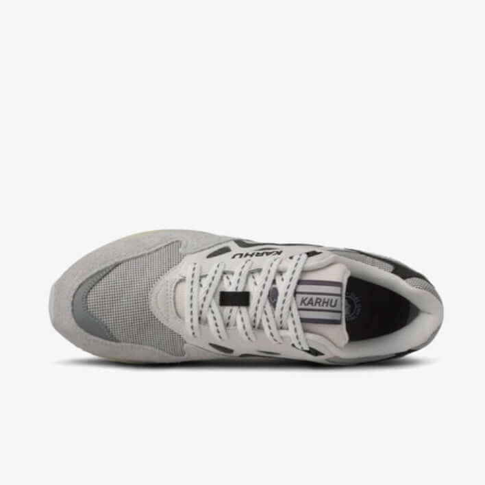 Karhu I Legacy 96 Foggy dew/Turbulence sneaker, bovenaanzicht met premium materialen en retro stijl.