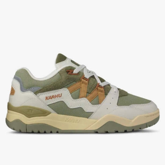 Karhu I Fusion XT Icicle / Oak buff unisex sneaker met retro 90s-look en moderne comfort-technologie.