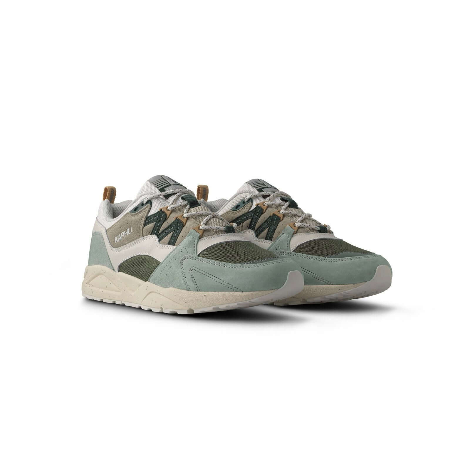 Karhu I Fusion 2.0 Sea foam/Pineneedle iconic sneaker with retro design and modern comfort.
