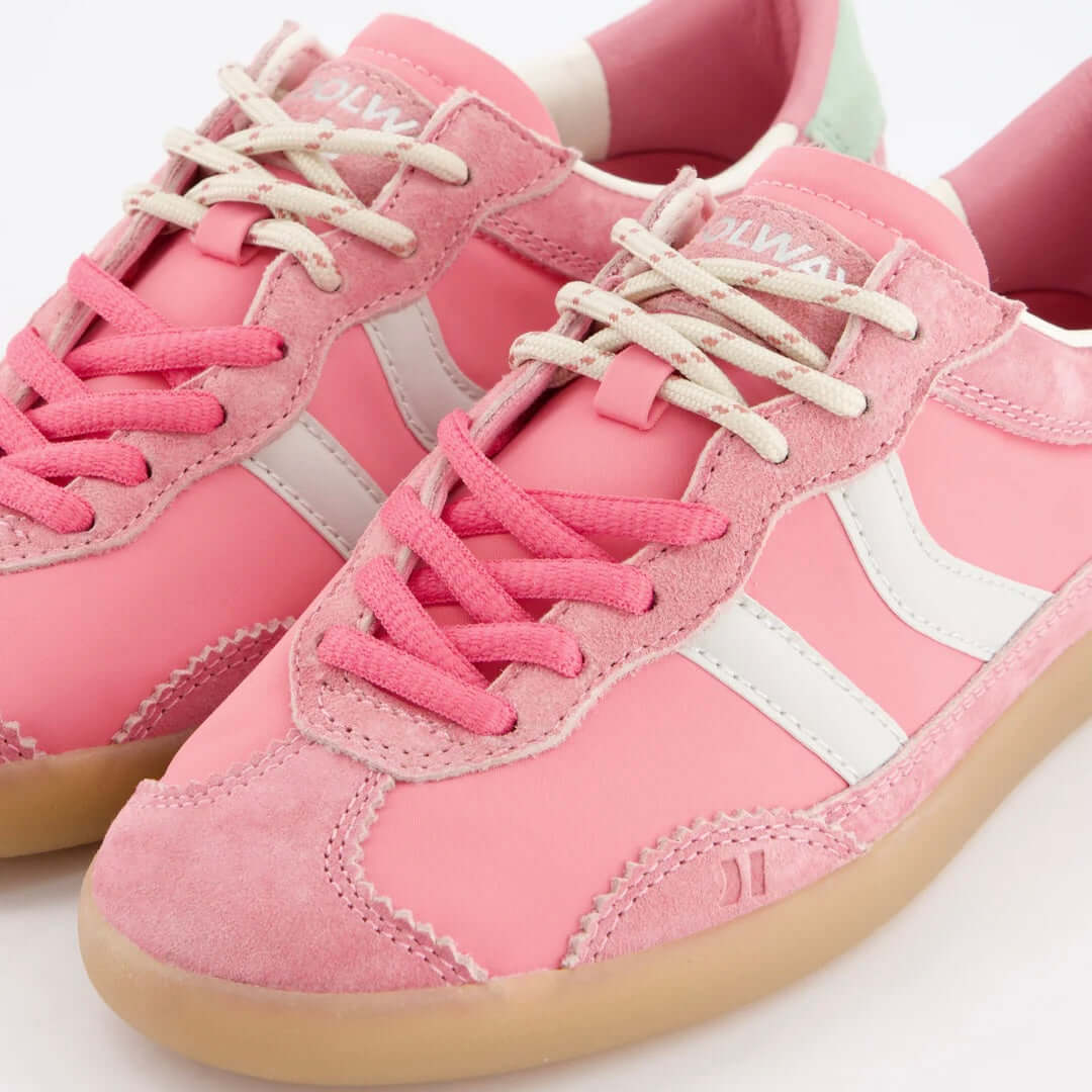Coolway I Kizuna STR Flamingo bush met sportieve stijl en retro-invloeden in roze en wit.