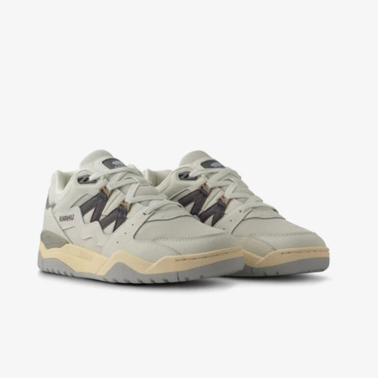 Karhu I Fusion XT sneakers in icicle en dark gull gray, met retro design en comfortabele ademende materialen.