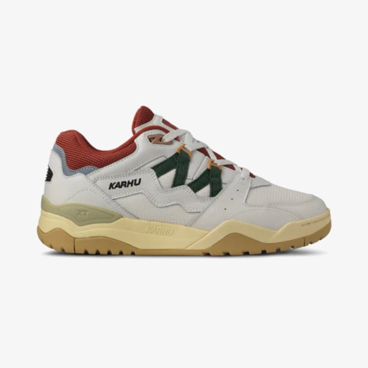 Karhu I Fusion XT Blanc de blanc / Pineneedle unisex lifestyle-sneaker met ademend mesh en suède.