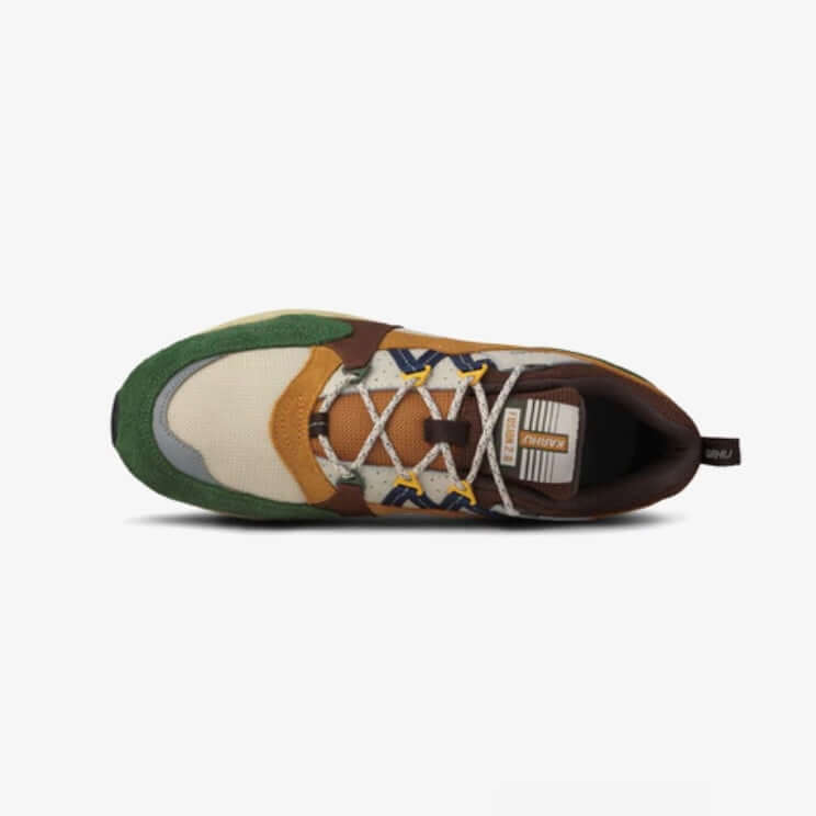 Karhu I Fusion 2.0 Douglas fir / Navy peony retro sneaker met unisex ontwerp en hoogwaardige materialen.