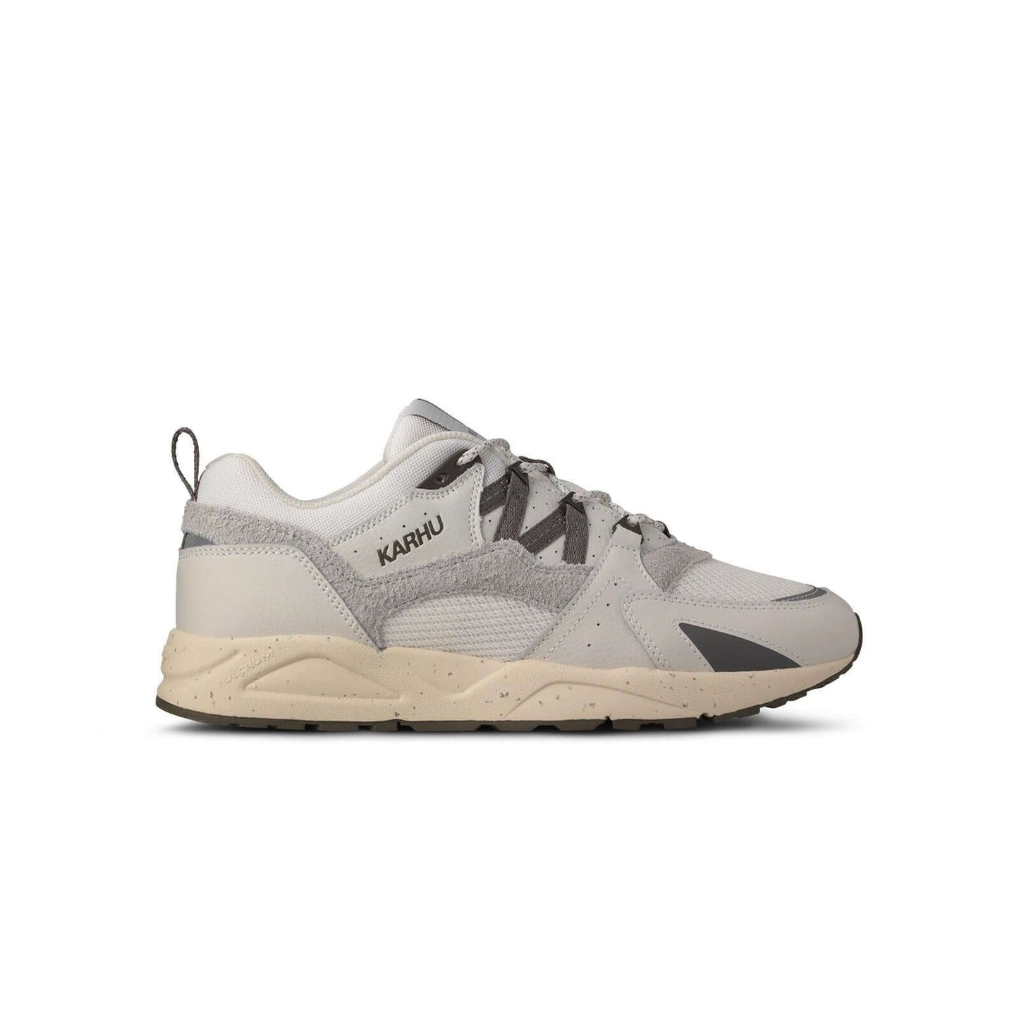Karhu I Fusion 2.0 Blanc de blanc/Hematite sneaker met retro design en moderne comfort.