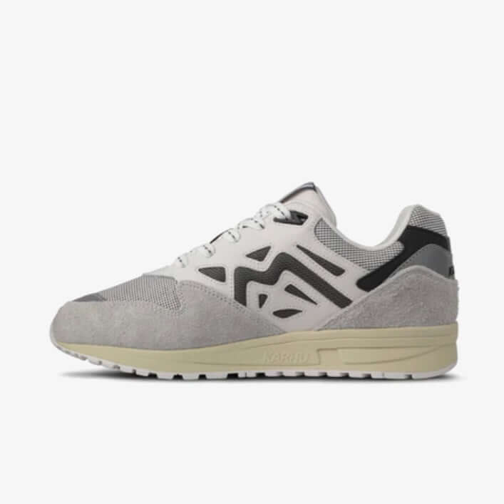 Karhu I Legacy 96 Foggy dew/Turbulence sneaker in gray and white with retro style and modern comfort.