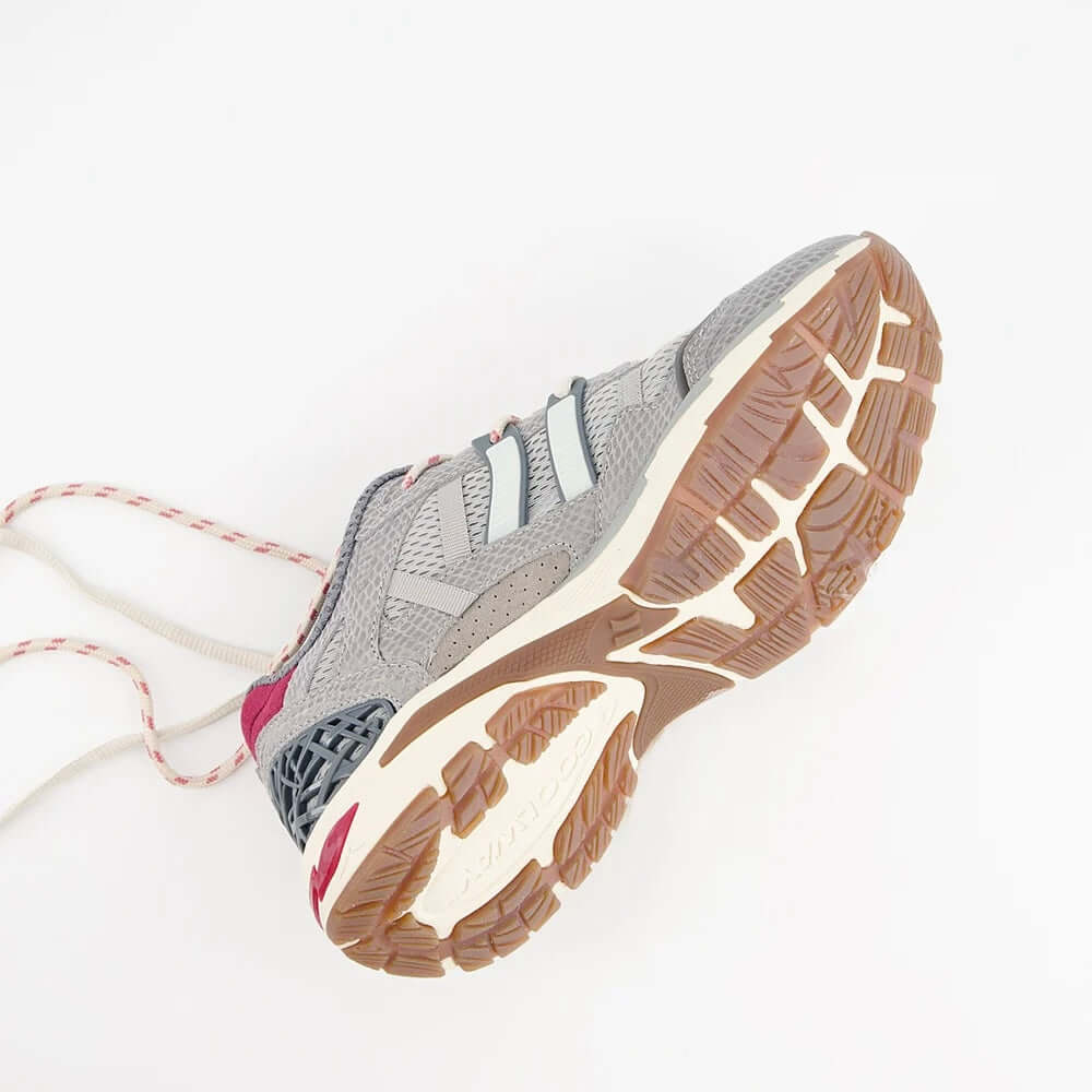 Coolway I 2003 GHY sneakers with retro sportswear look and comfortable design, perfect for casual outfits.
