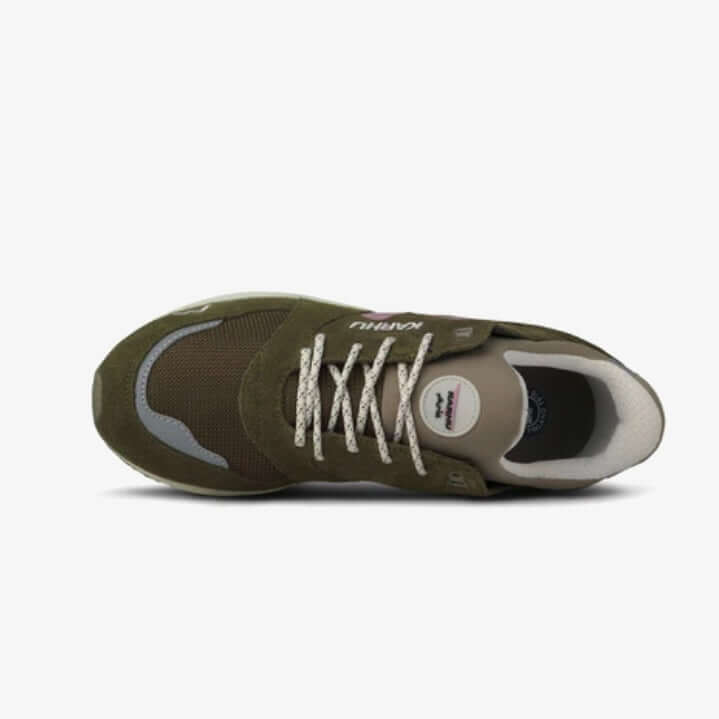 Bovenaanzicht van de Karhu I Aria 95 Beech/Lilas sneakers in groen met een retro design en comfortabele pasvorm.