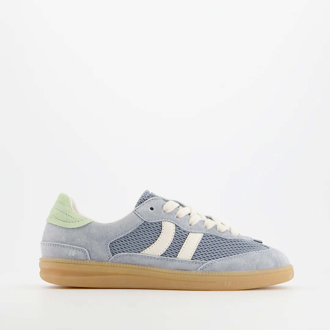 Coolway I Baresi BLU Aqua blauwe lage sneaker met retro-sportieve uitstraling en vetersluiting.