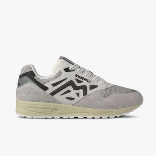 Karhu I Legacy 96 Foggy dew/Turbulence sneaker in grey and black, featuring a retro design and modern comfort.