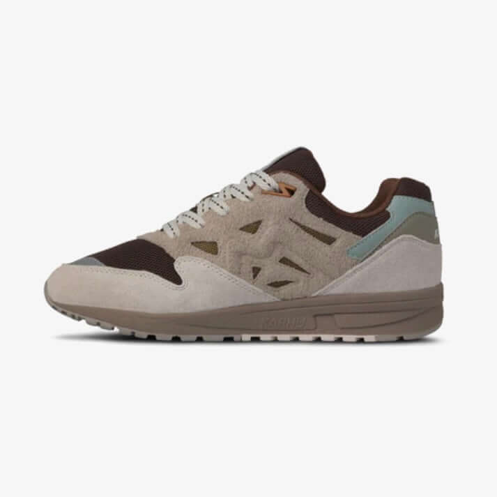 Karhu I Legacy 96 sneaker in White sand en Beech met retro design en premium bovenwerk.