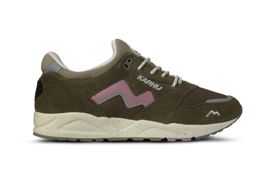 Karhu I Aria 95 Beech/Lilas retro sneaker in olive green and pink with modern comfort elements.