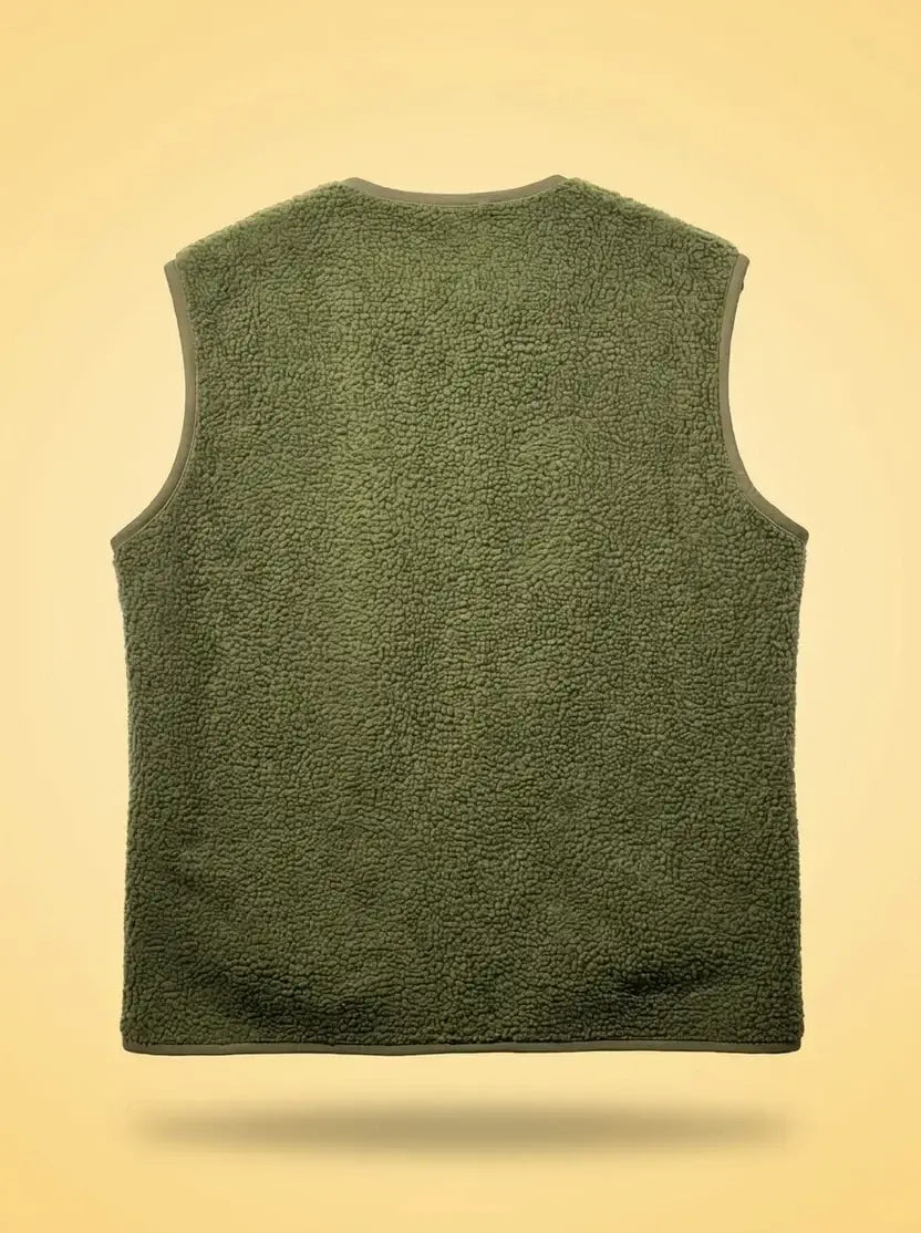 Achteraanzicht van de groene Bodywarmer van Wiggy’s Supply, ideaal voor trendy en comfortabele outfits.