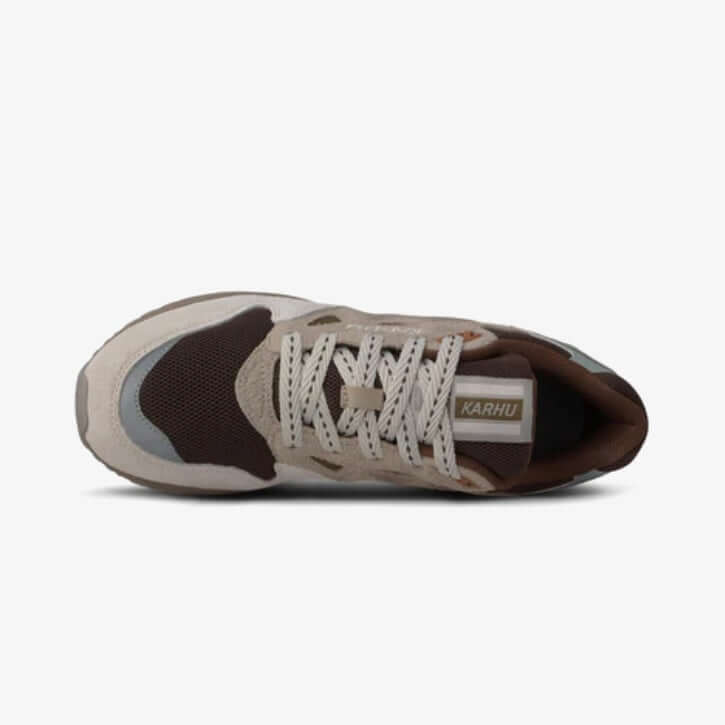 Karhu I Legacy 96 sneaker bovenaanzicht met ademend mesh en premium suède details.