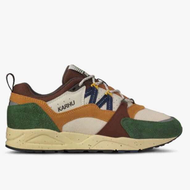 Karhu I Fusion 2.0 sneaker in Douglas fir en Navy peony, retro design met hoogwaardige materialen en klassieke stijl.
