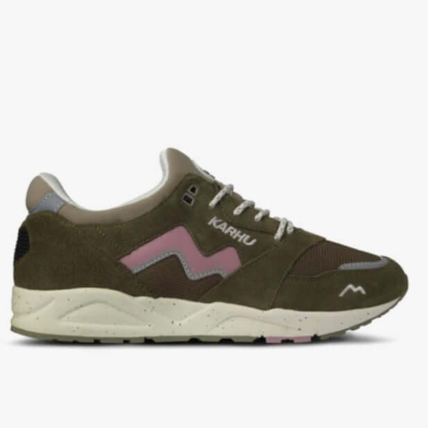 Karhu I Aria 95 Beech/Lilas sneakers in olive green and pink, retro-styled running shoes with comfort design.
