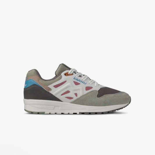 Karhu I Legacy 96 sneaker in dark gull gray en light mahogany met retro design en moderne materialen.