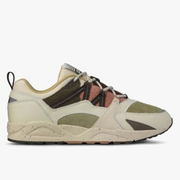 Karhu I Fusion 2.0 sneaker in Lily White en Mike met retro design en moderne updates voor comfort.