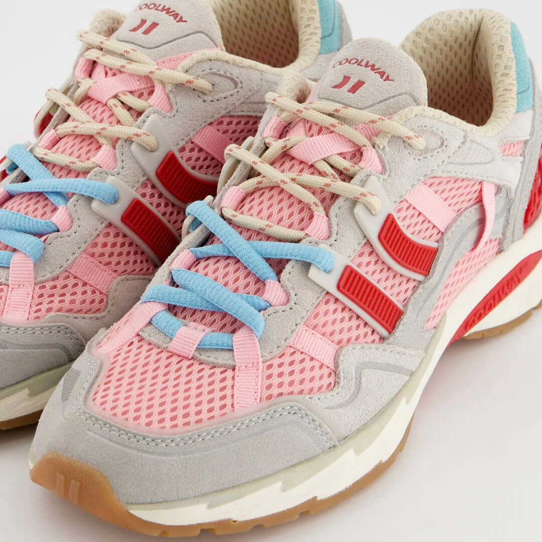 Coolway I 2003 PNK sneakers met suède en mesh, retro sportieve stijl in roze en grijs.