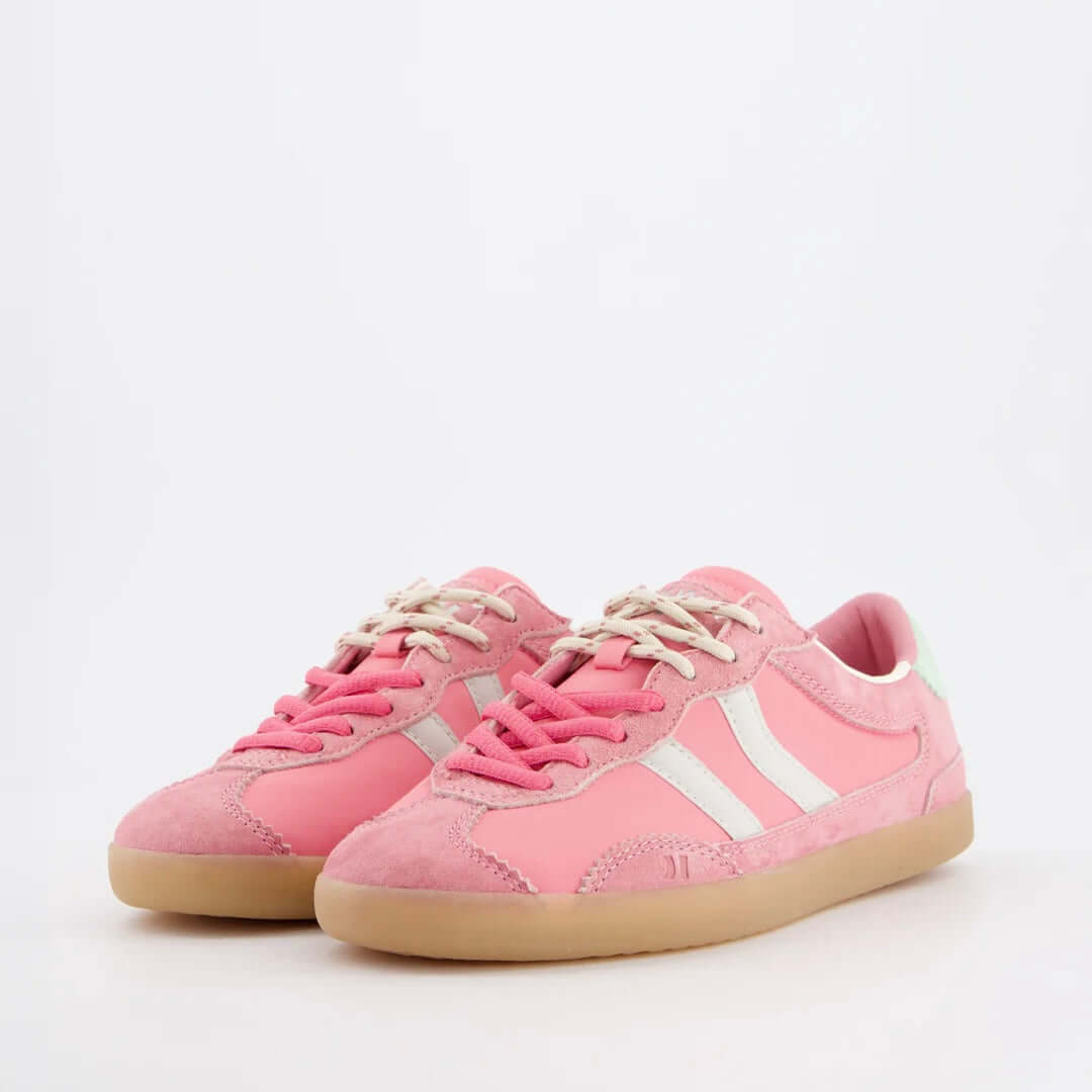 Coolway I Kizuna STR Flamingo bush lage sneaker in roze met witte accenten en een sportief silhouet.