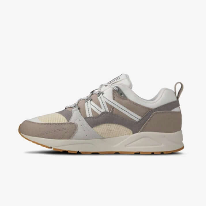 Karhu I Fusion 2.0 Atmosphere/Blanc de Blanc sneaker in light beige and white, showcasing retro design and premium materials.