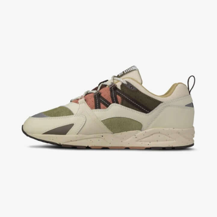 Karhu I Fusion 2.0 Lily White / Mike retro-sneaker met suède en mesh voor een vintage look.