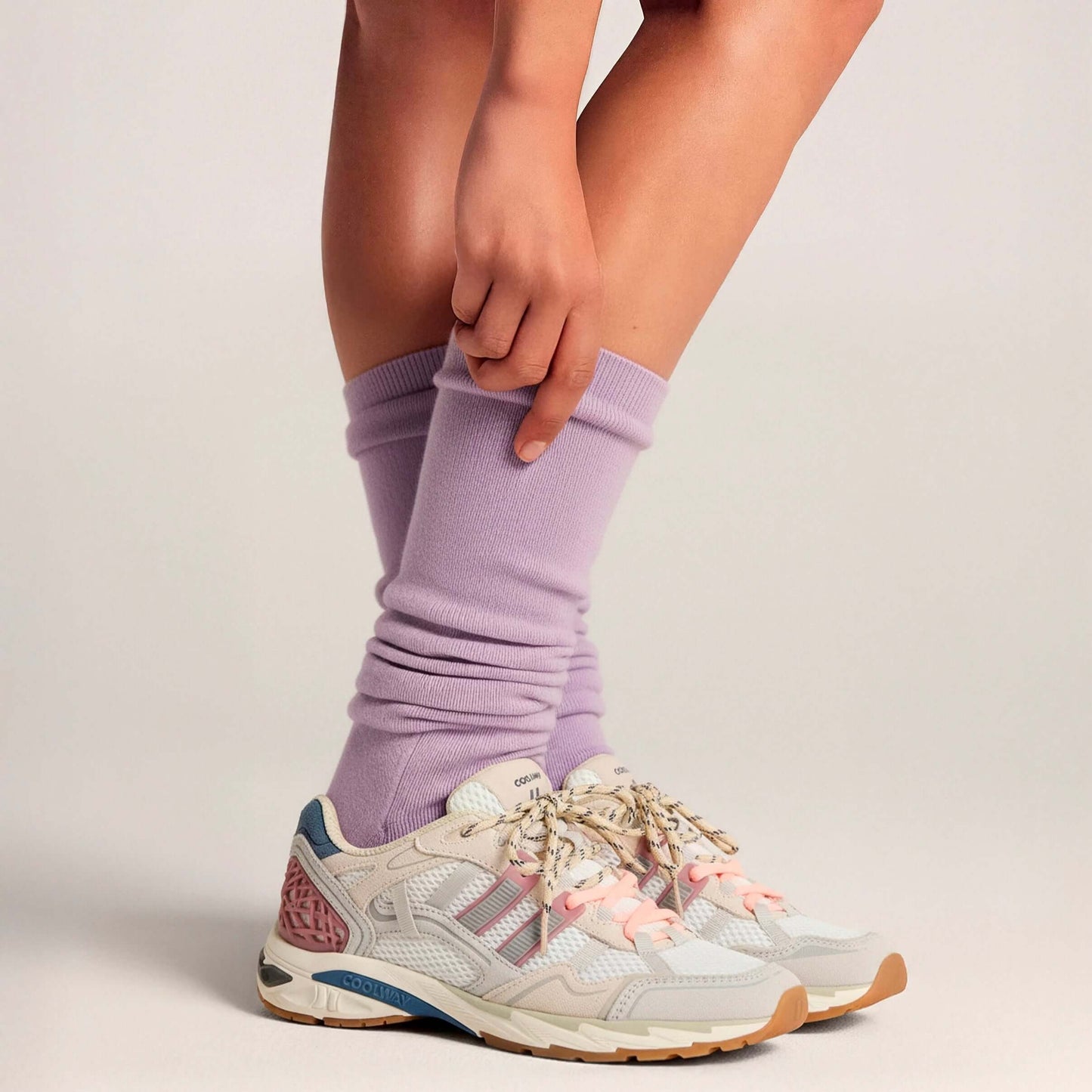 Coolway sneakers met paarse legwarmers voor een sportieve retro stijl en comfort.