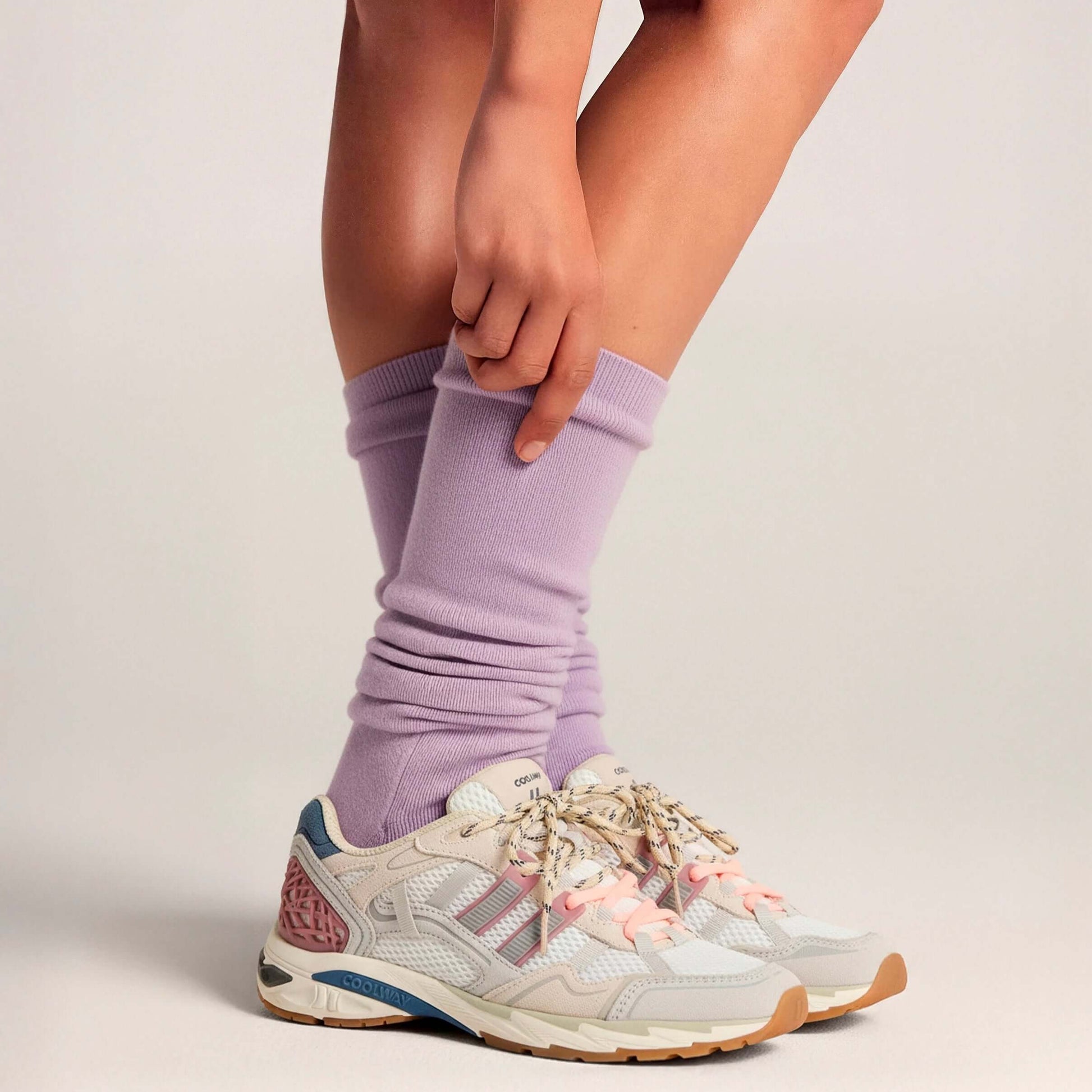 Coolway sneakers met paarse legwarmers voor een sportieve retro stijl en comfort.