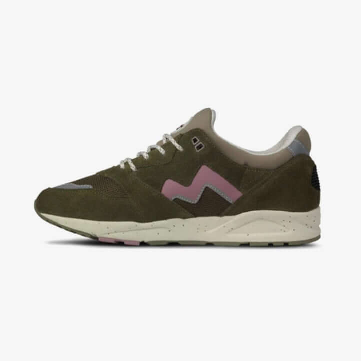 Karhu I Aria 95 Beech/Lilas sneakers in olijfgroen en roze met retro ontwerp en comfort.