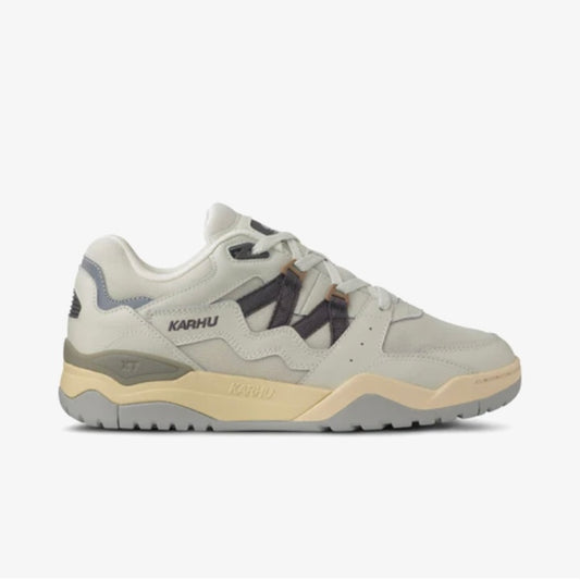 Karhu I Fusion XT sneaker in icicle en dark gull gray met retro design en ademend materiaal.