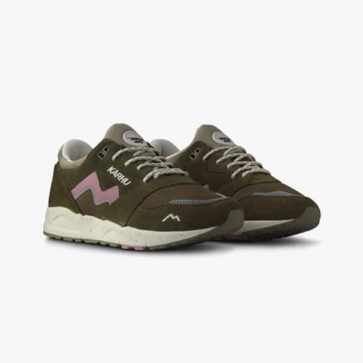 Karhu I Aria 95 Beech/Lilas sneakers met olijfgroene en paarse accenten, retro ontwerp.