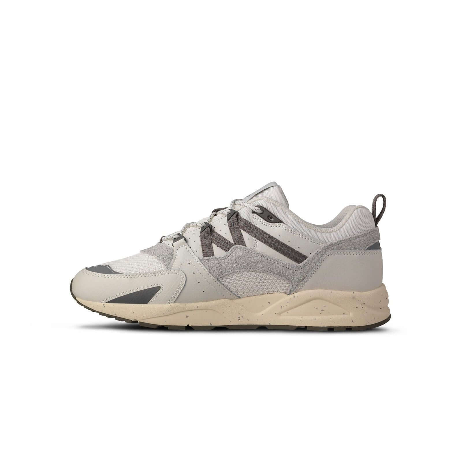 Karhu I Fusion 2.0 Blanc de blanc/Hematite sneaker met retro design en moderne comfort.